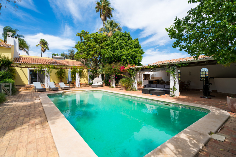 Beachfront Villa in Algarve